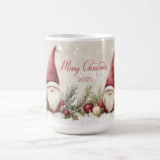クリスマス サンタ グノーム、松、ベリー | コーヒーマグカップ (中央)
