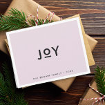 クリスマス・ジョイ |ソフト薄紫パープルミニマルシンプル シーズンカード<br><div class="desc">タイポグラフィシンプルの白で囲まモダンれた薄紫紫のパステルの背景に黒のミニマルなのと折り畳まれたスタイリッシュトレンディー"joy"のホリシンプルデーカー縁どド。個人のtouchにとって容易に名前と年が出る事が出来る。群衆予測できなのミニマル外に出るクリスマスカード！#christmas #card #lilac #purple</div>
