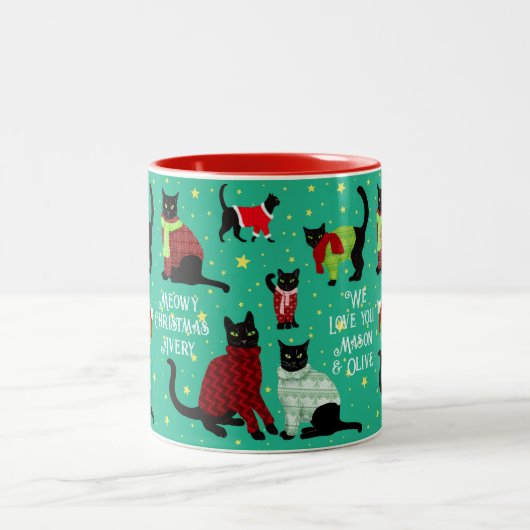 クリスマス・セーター姿のかわいいパーソナライズされた猫 ツートーンマグカップ (中央)