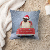 クリスマス・トラックに座って雪の中でパグ・ドッグ クッション (ブランケット)