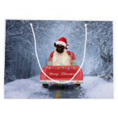 クリスマス・トラックに座って雪の中でパグ・ドッグ ラージペーパーバッグ (裏面)