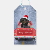 クリスマス・トラックに座って雪の中のダシュント犬 ギフトタグ (正面)