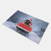 クリスマス・トラックに座って雪の中のダシュント犬 ドアマット (アングル)