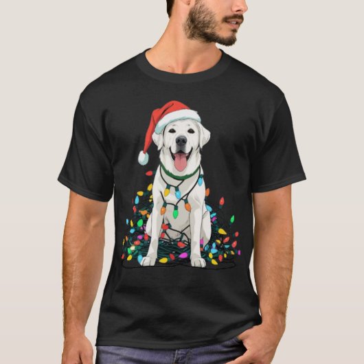 クリスマス ライトに絡まる幸せな犬 Tシャツ (正面)
