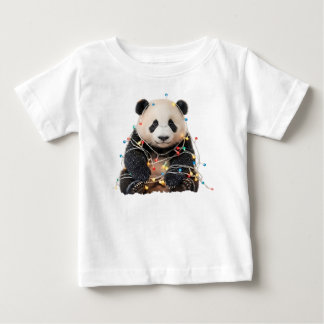 クリスマス ライトに絡まる かわいい パンダ ベビーTシャツ