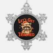 クリスマス・ラクーン・フェラル・クリスマスを裏切ろう スノーフレークピューターオーナメント (正面)