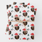 クリスマス、赤いサンタハットを持つ黒人女性 ラッピングペーパーシート (インサイチュ)