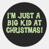 クリスマスTシャツとギフトを手にする大きな子ども ラウンドシール (正面)