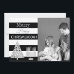 クリスムカー写真黒と白のストライプ銀 シーズンカード<br><div class="desc">クリスマスとハヌカに銀色のアクセントを付けた黒と白モダンのおもしろいのスタイルで、このクストライプリスマッカ・ホリデーカードに写真を追加します。ハッピメリーークリスマッカ！ファミリーの写真プレースホルダーを、カード用の自分の写真に置きユニーク換えパーソナライズされたます。銀色の水玉模様のクリスマスツリーと（ユダヤ教）メノラーデザインは、後ろに繰り返され、名前、年、任意のメッセージの宇宙と共に表示されます。このトレンディーモダンは、黒、白、銀色のストリップデザインで、ブレンドファミリー向けの美しいグリーティングカードになります。</div>