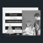 クリスムカー写真黒と白のストライプ銀 シーズンカード<br><div class="desc">クリスマスとハヌカに銀色のアクセントを付けた黒と白モダンのおもしろいのスタイルで、このクストライプリスマッカ・ホリデーカードに写真を追加します。ハッピメリーークリスマッカ！ファミリーの写真プレースホルダーを、カード用の自分の写真に置きユニーク換えパーソナライズされたます。銀色の水玉模様のクリスマスツリーと（ユダヤ教）メノラーデザインは、後ろに繰り返され、名前、年、任意のメッセージの宇宙と共に表示されます。このトレンディーモダンは、黒、白、銀色のストリップデザインで、ブレンドファミリー向けの美しいグリーティングカードになります。</div>