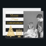 クリスムカ写真白黒ストライプ金ゴールド シーズンカード<br><div class="desc">このおもしろいクリスムカのホリデーカードにあなたの写真を追加しますモダン。クリスマスとハヌカの金ゴールドのアクセントを組み合わせた白黒のストライプスタイルの白黒のクリスマス。ハッメリー・クリスムカ！プレースホルダーの写真を、カードの家族の写真に置き換えユニークパーソナライズされたる。金ゴールド水玉模様クリスマスツリーとフロントの（ユダヤ教）メノラーデザインは、あなたの名前のための宇宙と一緒にバックで再び繰り返される、年とオプションのメッセージ。このトレンディーモダンは黒、白および金ゴールドを剥ぎ取ったデザインは、任意のブレンドされた家族のための美しい休日のグリーティングカードを作る。</div>