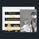 クリスムカ写真白黒ストライプ金ゴールド シーズンカード<br><div class="desc">このおもしろいクリスムカのホリデーカードにあなたの写真を追加しますモダン。クリスマスとハヌカの金ゴールドのアクセントを組み合わせた白黒のストライプスタイルの白黒のクリスマス。ハッメリー・クリスムカ！プレースホルダーの写真を、カードの家族の写真に置き換えユニークパーソナライズされたる。金ゴールド水玉模様クリスマスツリーとフロントの（ユダヤ教）メノラーデザインは、あなたの名前のための宇宙と一緒にバックで再び繰り返される、年とオプションのメッセージ。このトレンディーモダンは黒、白および金ゴールドを剥ぎ取ったデザインは、任意のブレンドされた家族のための美しい休日のグリーティングカードを作る。</div>