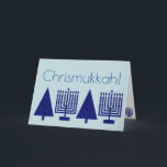 クリスムカNavy Blue Holidayあなたの写真を追加 シーズンカード<br><div class="desc">家族の写真お気に入りのをパステルブルーのネイビー魅力的ブルーのこのクリスムカのホリデーカードの内側に追加。ハヌカエレガントーとモダンクリスマスの両方を融合した家族に向けて設計されたグリーティングカード。ハヌカーの（ユダヤ教）メノラーとクリスマスツリーのダークネイビーの青い文字がカードの中で繰り返し表示され、ダークブルーの画像に対応する2つのセクションカスタマイズ：あなたの家族の名前（または名前）のための部屋と休日の挨拶。このネイビーパーソナライズされたとライトブルーのデザインであなたの写真で印刷された特別なクリスムカスタイリッシューカードを作成する。</div>