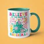クリス信じマスレトロBohoの魔法で マグカップ<br><div class="desc">クリスマス信じのレトロの魔法でBohoフェスティバルのホリデーマグでは、カラフルマティスのスタイルのクリスマスツリー、花とキャンドルとアクセント付いたスクリプトのタイポグラフィで文字信じモダンの「クリスマスの魔法で」を備えている。クリスマスギフト、クリスマスパーティー、休日のお祝い、誕生日などに最適。Evco Studio www.zazzle.com/store/evcostudioによって作成</div>