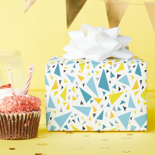 クリックお気に入りのデザインへ黄色と青の三角形 ラッピングペーパー (誕生日パーティー)