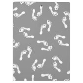 クリップボード上のミニマルベビー足 クリップボード (裏面)