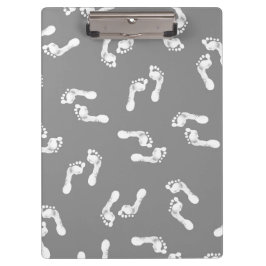 クリップボード上のミニマルベビー足 クリップボード