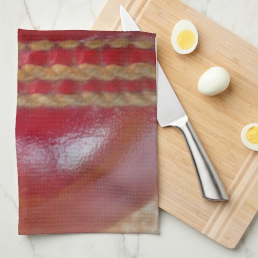 クリムゾンステッチの焦点:クリケットのハートのクローズアップ キッチンタオル (四つ折り)