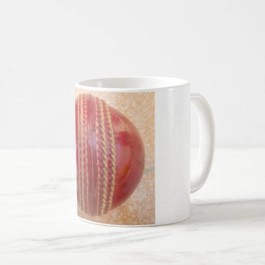 クリムゾンステッチの焦点：クリケットのハートのクローズアップ コーヒーマグカップ (正面右)