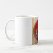 クリムゾンステッチの焦点：クリケットのハートのクローズアップ コーヒーマグカップ (左)