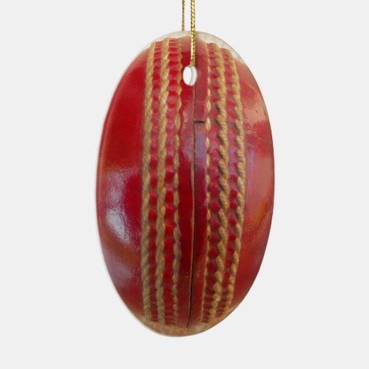 クリムゾンステッチの焦点：クリケットのハートのクローズアップ セラミックオーナメント (右)