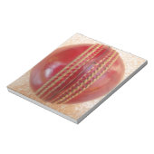 クリムゾンステッチの焦点：クリケットのハートのクローズアップ ノートパッド (回転)