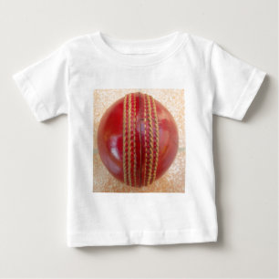 クリムゾンステッチの焦点:クリケットのハートのクローズアップ ベビーTシャツ