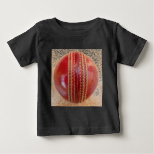 クリムゾンステッチの焦点:クリケットのハートのクローズアップ ベビーTシャツ
