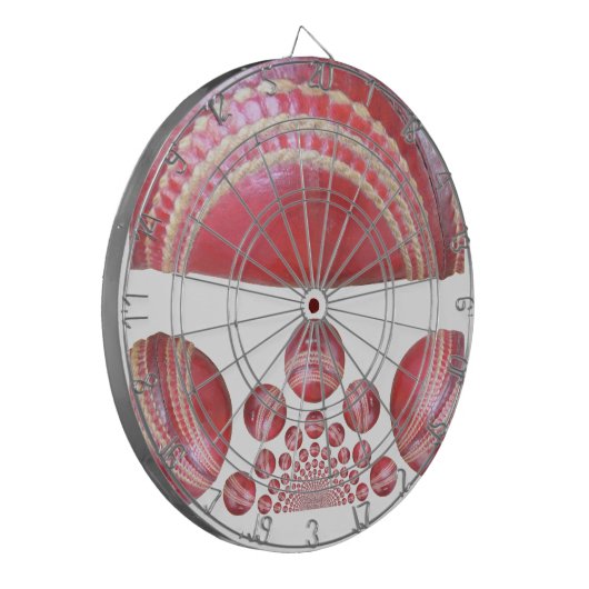 クリムゾンスピン – 美しい赤いクリケットボールアルティ ダーツボード (正面左)