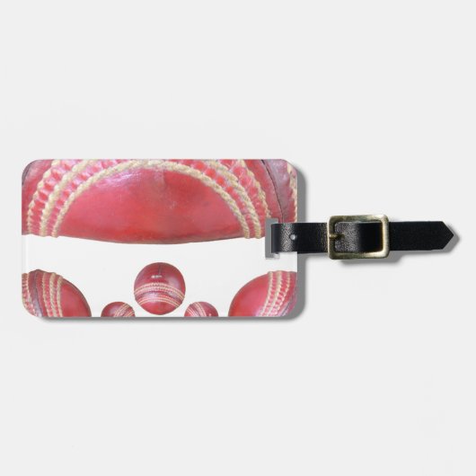 クリムゾンスピン – 美しい赤いクリケットボールアルティ ラゲッジタグ (正面横)