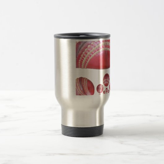 クリムゾンスピン - 美しい赤いクリケットボールアーティ トラベルマグ (中央)