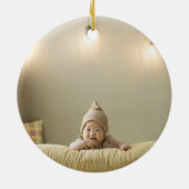 クリムゾンポインセチアリースベビーの第1クリスマス セラミックオーナメント (裏面)
