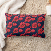 クリムゾンポピーズオンネイビーブルー ランバークッション (ブランケット)