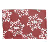 クリムゾンレッドの白いスノーフレーク 枕カバー (正面左)