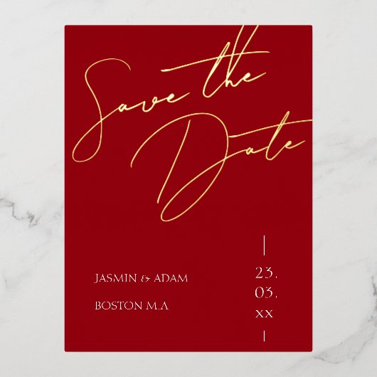 クリムゾンレッドスクリプトウェディング日付を保存金ゴールド 箔招待状ポストカード (正面)
