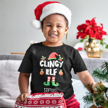 クリンギー小妖精や小人一致のクリスマスファミリーグループ名 トドラーTシャツ<br><div class="desc">このおもしろいClingy小妖精や小人のTシャツで休日の精神に入る一致する家族の小妖精や小人衣装コレクションの一部である家族のメンバーのためのギフトを含む。クリスマスの家族懇親会や家族に合わせたパジャマとして最適なTシャツは、白いオールキャップフォントにキャプション「クリンギー小妖精や小人」を付けモダンて、かわいい小妖精や小人の帽子と脚を備えている。シャツは子供の名前で簡単にカスタマイズできる。</div>