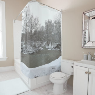 クリークインザウッズスノーウィンターシーン自然写真 シャワーカーテン