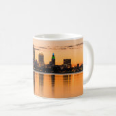 クリーブランドシティオハイオ日没スカイライン川の風景 コーヒーマグカップ (正面右)