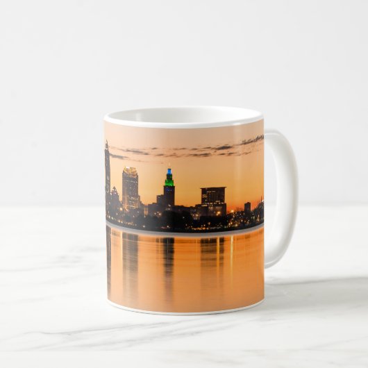 クリーブランドシティオハイオ日没スカイライン川の風景 コーヒーマグカップ (正面右)