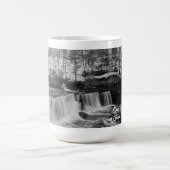 クリーブランドメトロパークスの冬の滝 コーヒーマグカップ (中央)