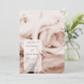 クリーミーなソフト赤面ピンクローズエレガントな結婚式 招待状 (スタンド正面)