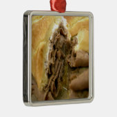 クリーミーなヤギのチーズとローストビーフサンドイッチ メタルオーナメント (右)