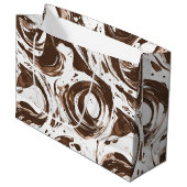 クリーミーな茶色のチョコレートの渦巻き誕生日 ラージペーパーバッグ (正面アングル)