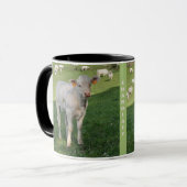 クリームがかった白のCharolaisの子牛 マグカップ (正面左)