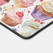 クリームとカップケーキのデジタルパターン デスクマット (コーナー)