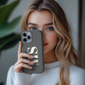 クリームとグレーのかっこいいモノグラムイニシャル iPhoneケース