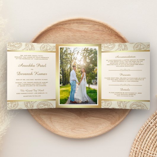 クリームとゴールドのペイズリー インドスタイルのウェディングフォト 三つ折り招待状