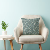 クリームとセージグリーンのボタニカル・ツル模様 クッション (椅子)