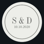 クリームとブルー |の結婚モノグクラシックラム ラウンドシール<br><div class="desc">Cream and Blueのコレクションに合わせ結婚たオーガニックラウンドステッカーは、ブルーのグレーの上にイニシャルやモノグラムとデートを結婚施してエレガントいる。</div>
