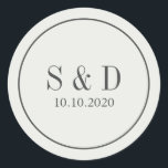 クリームとブルー |の結婚モノグクラシックラム ラウンドシール<br><div class="desc">Cream and Blueのコレクションに合わせ結婚たオーガニックラウンドステッカーは、ブルーのグレーの上にイニシャルやモノグラムとデートを結婚施してエレガントいる。</div>